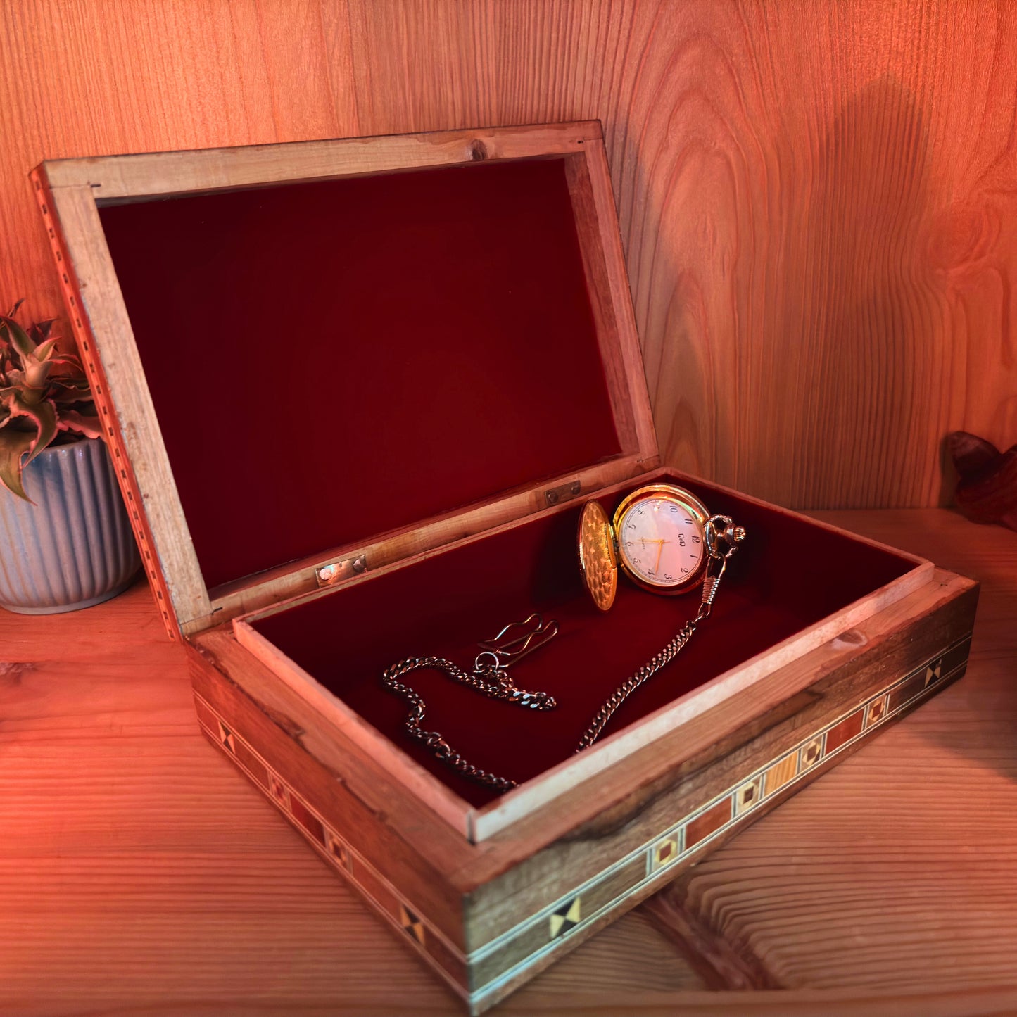 Damasceńska Drewniana Szkatułka – Ręcznie Wykonane Orientalne Rzemiosło