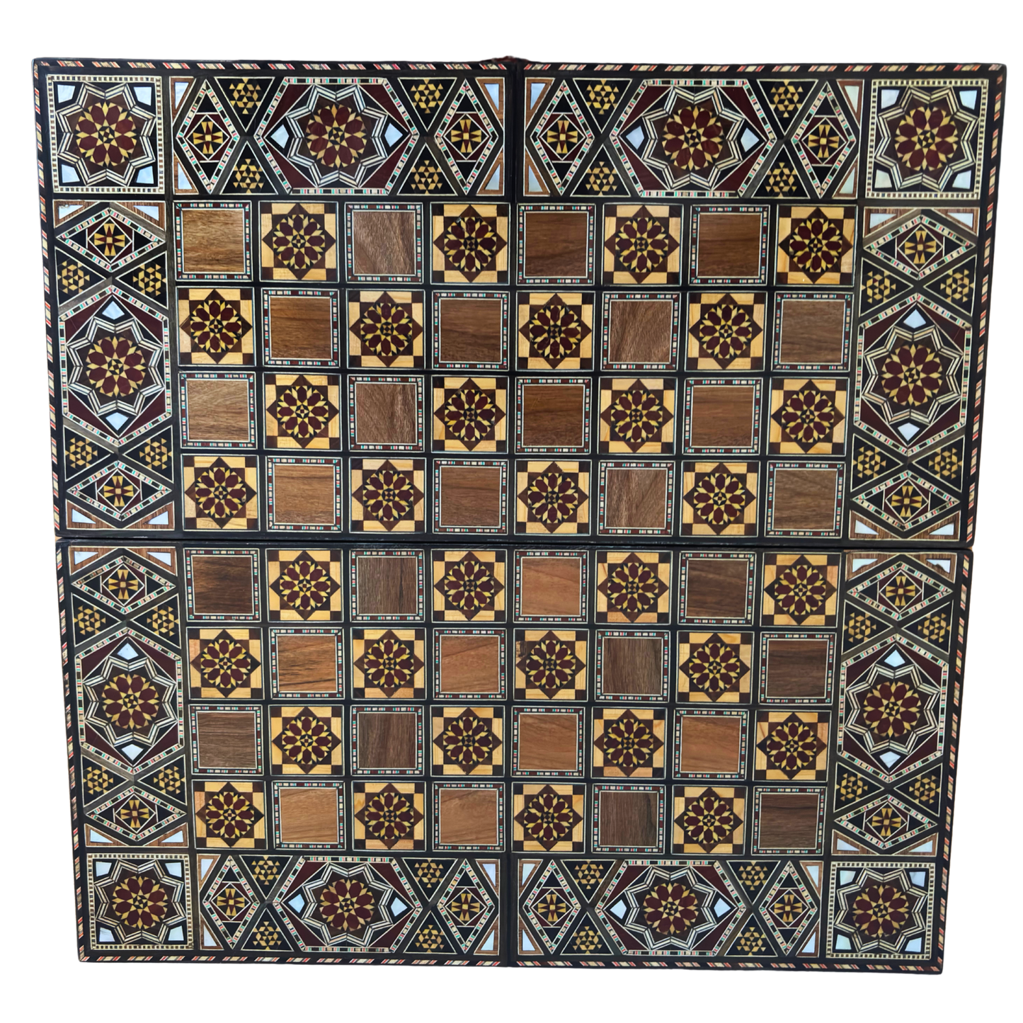 Handgemaakte Damascener Backgammon- & Schaaktafel door Gaby Al Dayeh – Meesterwerk met Parelmoerinleg