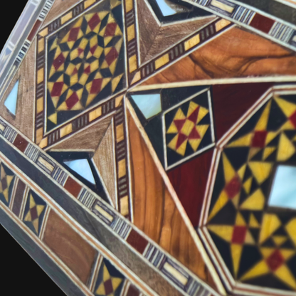 صندوق موزاييك دمشقي للأقلام والمجوهرات والمسبحة – فن مطعّم بالصدف
