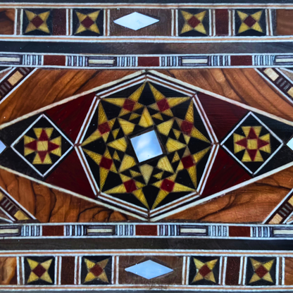 صندوق موزاييك دمشقي للأقلام والمجوهرات والمسبحة – فن مطعّم بالصدف
