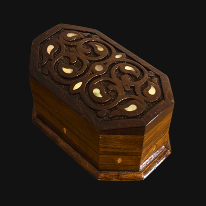 Caja de Haya Tallada a Mano con Nácar y Terciopelo – Diseño Oriental Atemporal