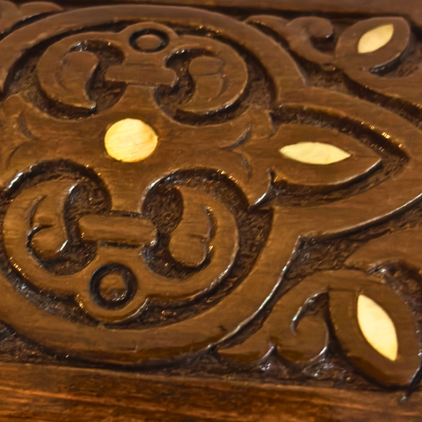 Handgeschnitzte Buchenholzbox – Perlmutt & Samtfutter im Zeitlosen Orientalischen Design