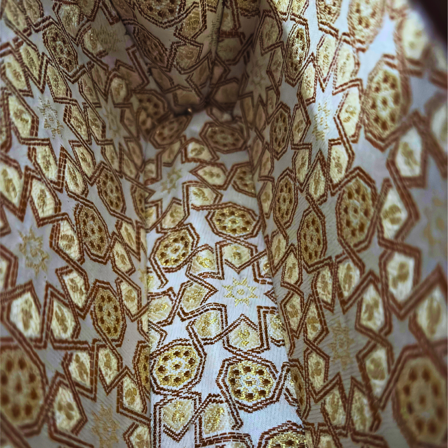 Zenobia – Luxe Damascene Clutch in Notenhout met Parelmoer Inleg & Brokaat Voering