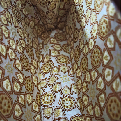 Zenobia – Luxe Damascene Clutch in Notenhout met Parelmoer Inleg & Brokaat Voering