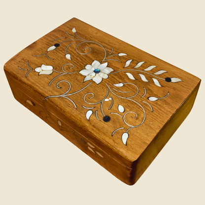 Handgefertigte Luxusbox aus Damaskus – Perlmutt & Samteleganz