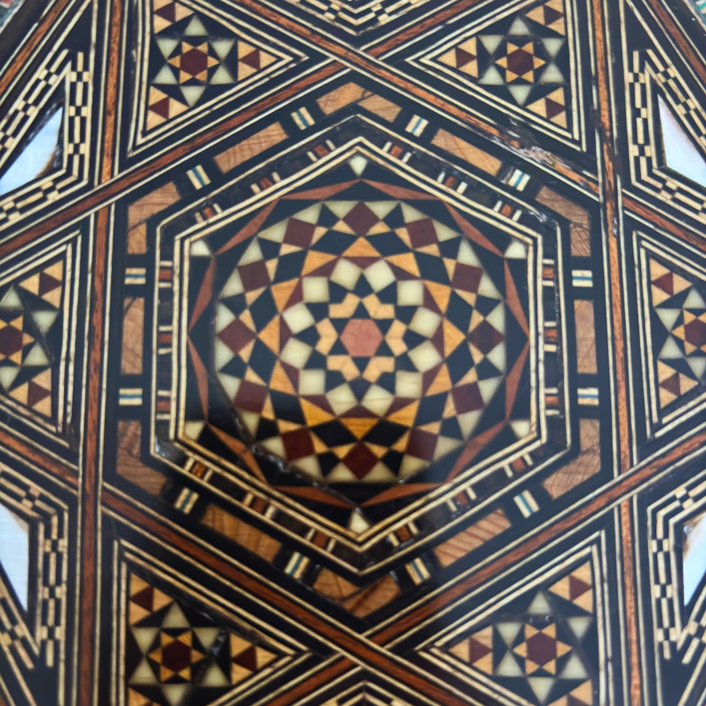Boîte en Mosaïque Damasquine Raffinée par le Maître Gaby Al Dayeh – Nacre et Velours