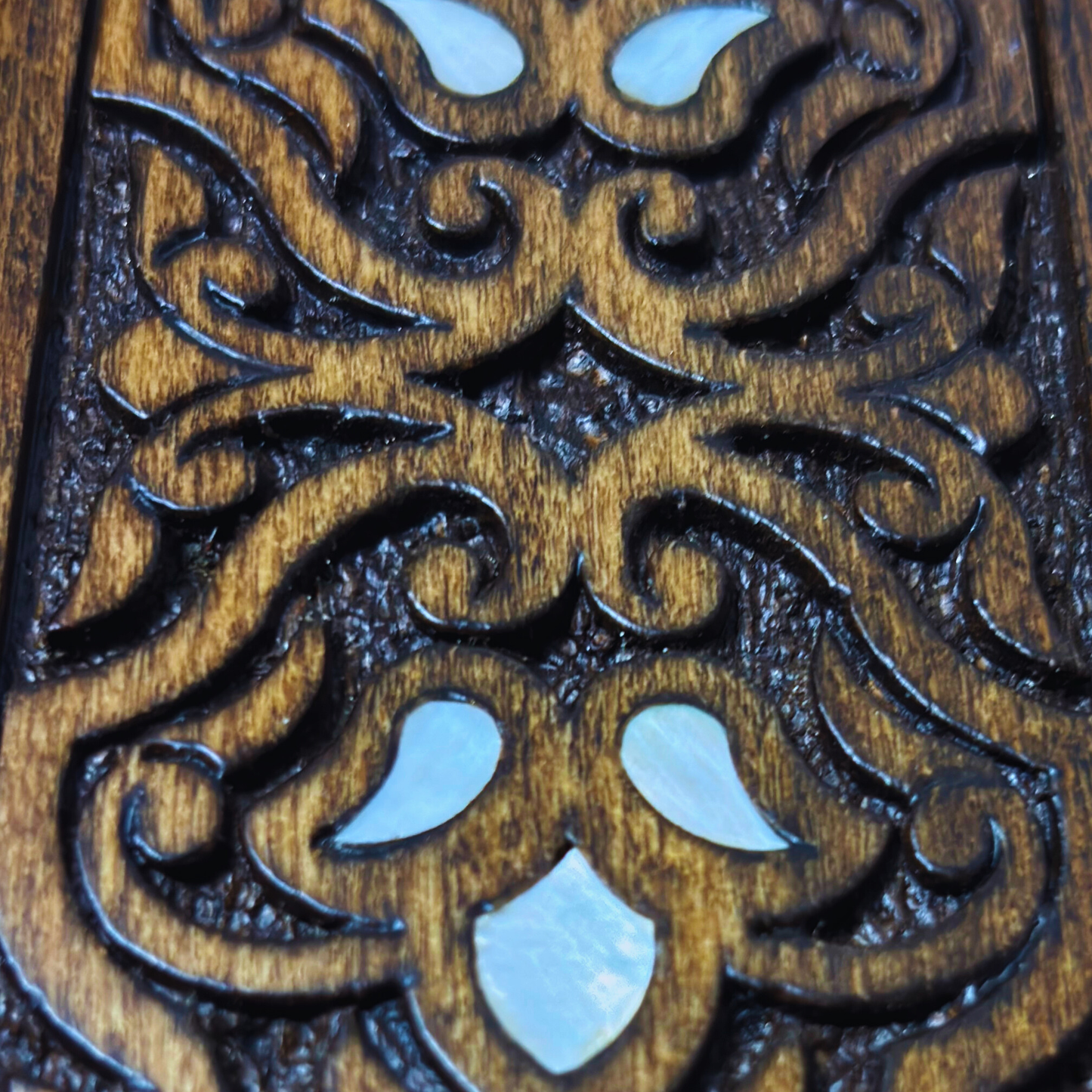 Handcrafted Luxury Carved Box – Mother of Pearl & Velvet Elegance