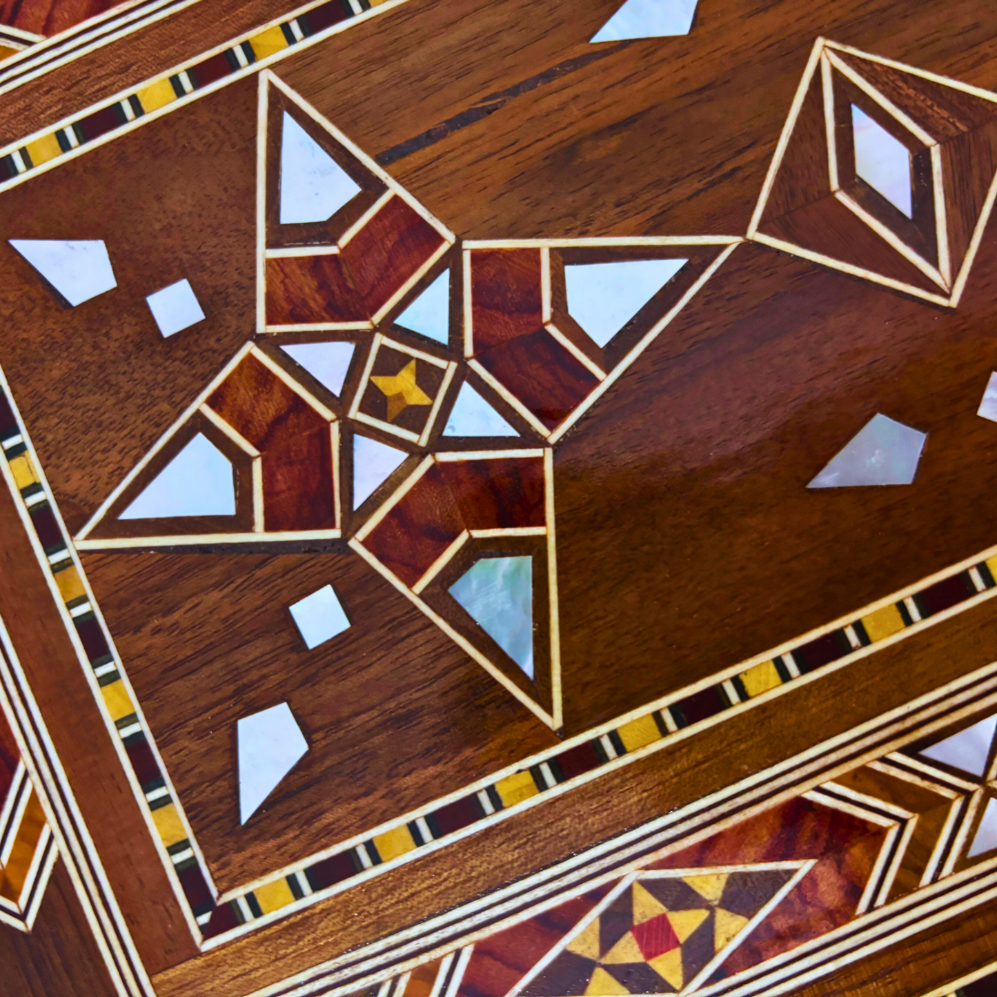 Kilitli Şam Mozaik Takı Kutusu – El Yapımı Zarif Eser