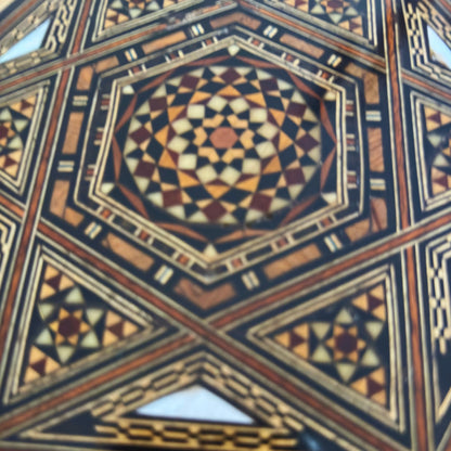 Boîte en Mosaïque Damasquine Raffinée par le Maître Gaby Al Dayeh – Nacre et Velours