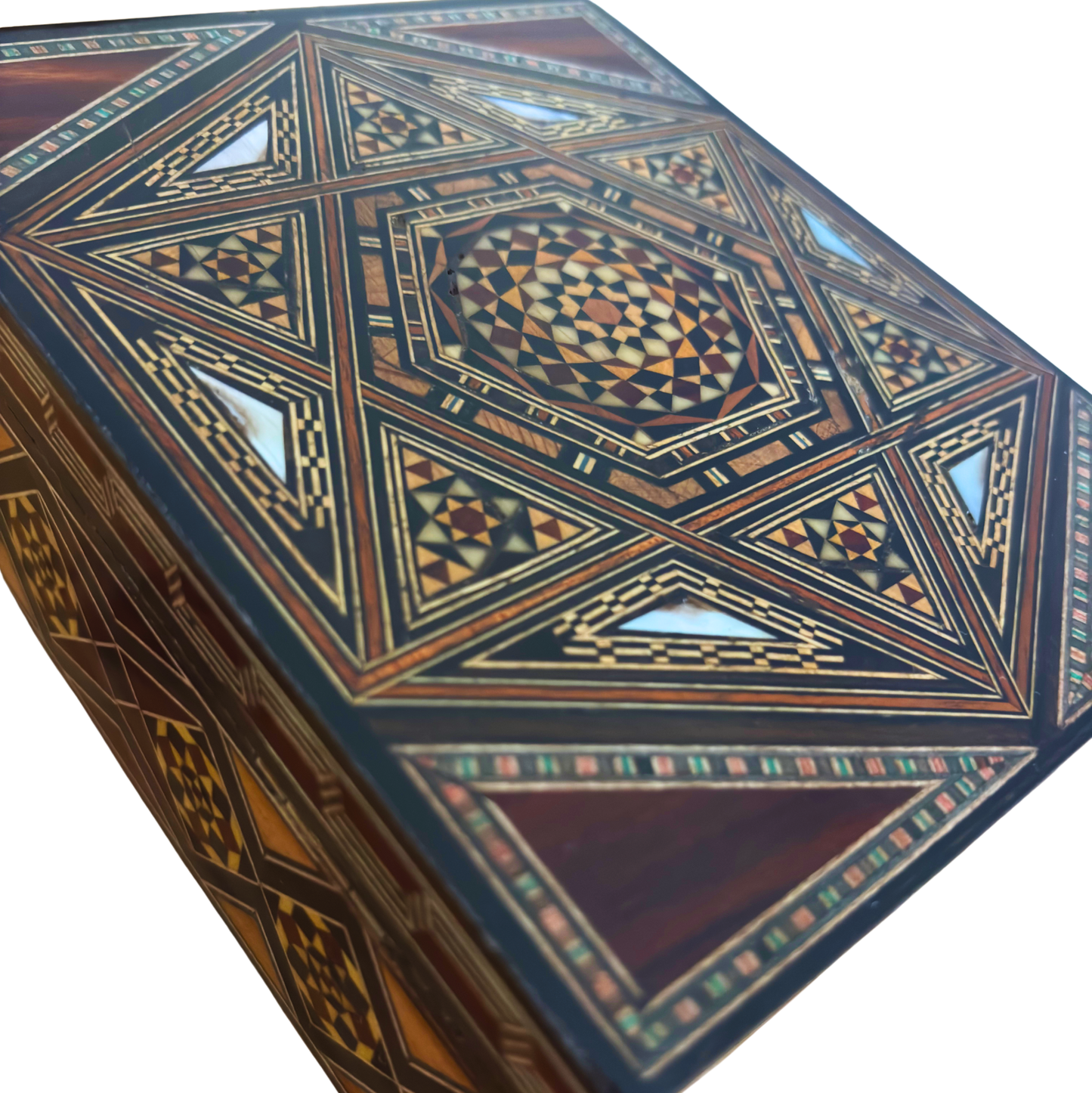 Boîte en Mosaïque Damasquine Raffinée par le Maître Gaby Al Dayeh – Nacre et Velours