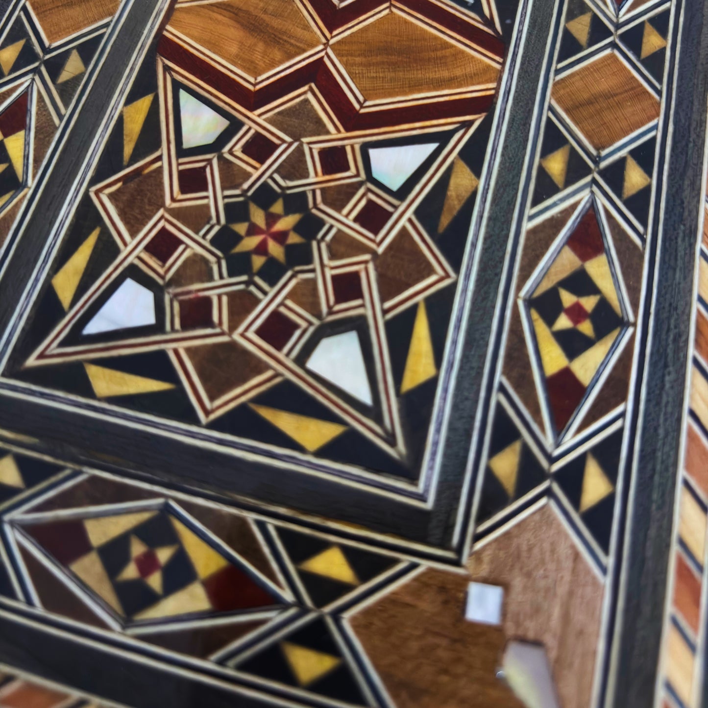 Bolsa Damasquina com Madrepérola – Elegância Oriental Feita à Mão