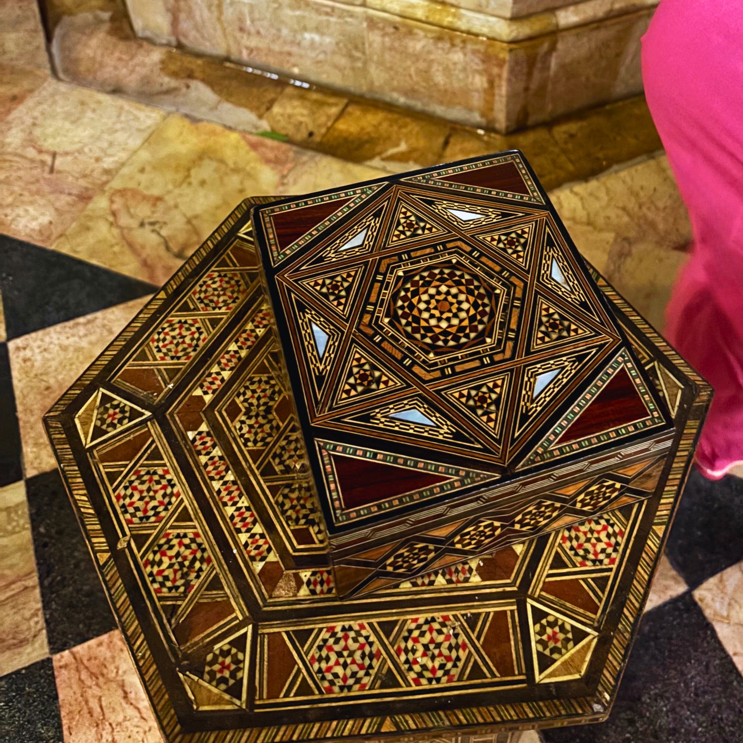Boîte en Mosaïque Damasquine Raffinée par le Maître Gaby Al Dayeh – Nacre et Velours