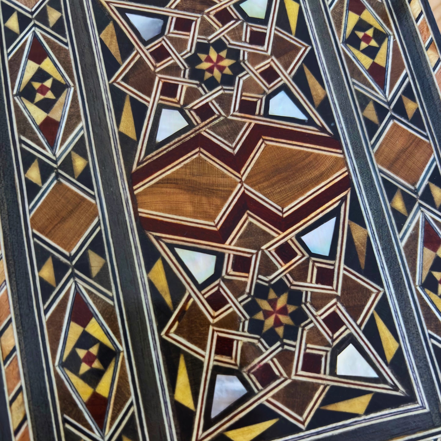 Bolsa Damasquina com Madrepérola – Elegância Oriental Feita à Mão