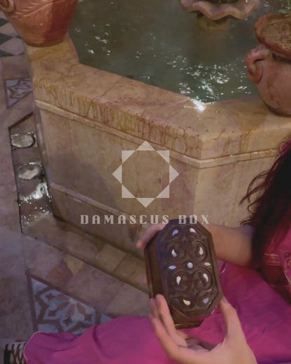 El Oyması Kayın Ahşap Kutu – Ceviz Rengi ve Sedef İşlemeli